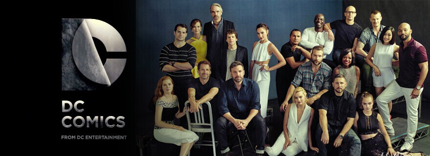 「DCエクステンデッド・ユニバース」集合写真。 http://dccomicsmovie.com/dc-extended-universe-cast-pose-for-epic-group-photo/dc-extended-universe-cast/