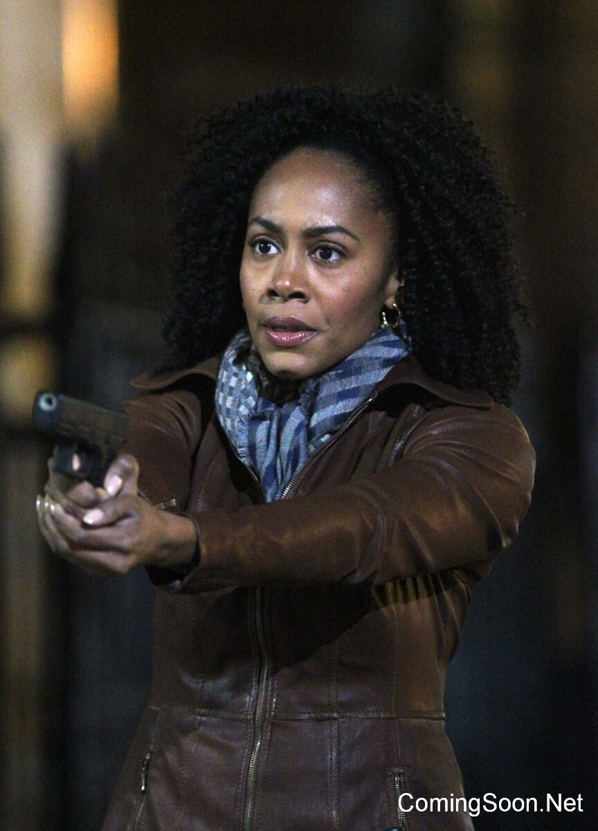 http://www.superherohype.com/news/384969-jessica-jones-meets-misty-knight-in-first-defenders-set-photos#/