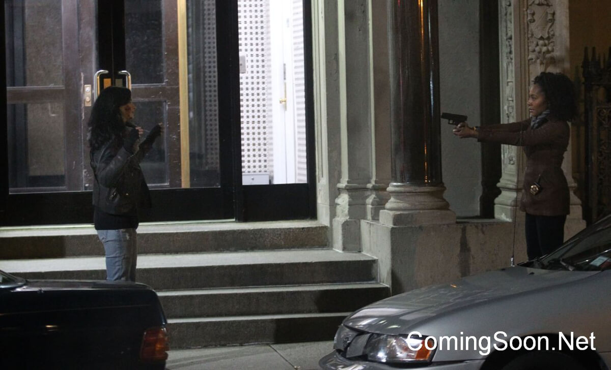 http://www.superherohype.com/news/384969-jessica-jones-meets-misty-knight-in-first-defenders-set-photos#/