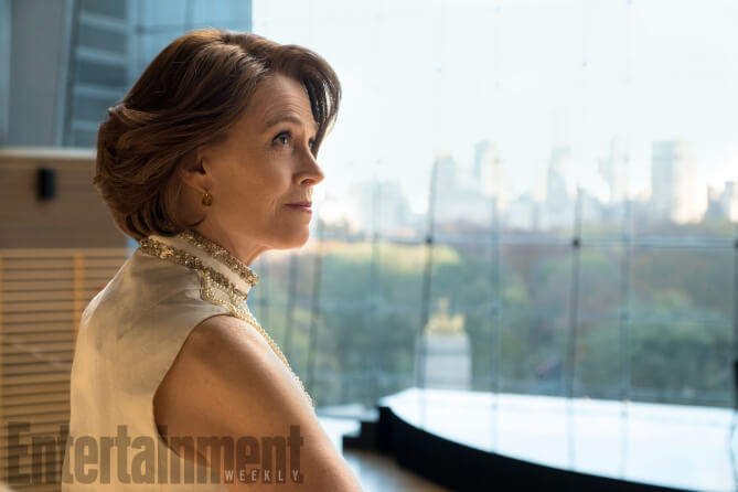 http://ew.com/tv/the-defenders-photos-episodes/sigourney-weaver-as-alexandra (SARAH SHATZ/NETFLIX)