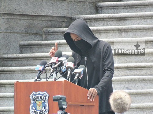 キース・スタンフィールド演じる"L"の演説シーンのリーク写真。出典：http://thefanboyseo.com/2016/07/09/netflix-death-note-bts-featuring-keith-stanfields-l/