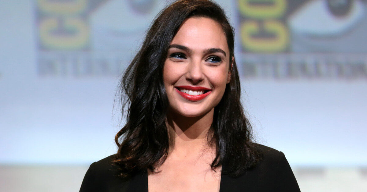 Gal Gadot speaking at the 2016 San Diego Comic Con International, for "Wonder Woman", at the San Diego Convention Center in San Diego, California. / Gage Skidmore ( https://www.flickr.com/photos/gageskidmore/27976769694/ )