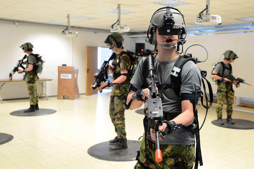 VRで訓練を実施するオランダ王国陸軍兵士。2013年。